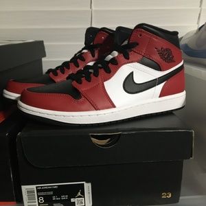 Nike Air Jordan 1 Mid Retro Chicago Black Toe